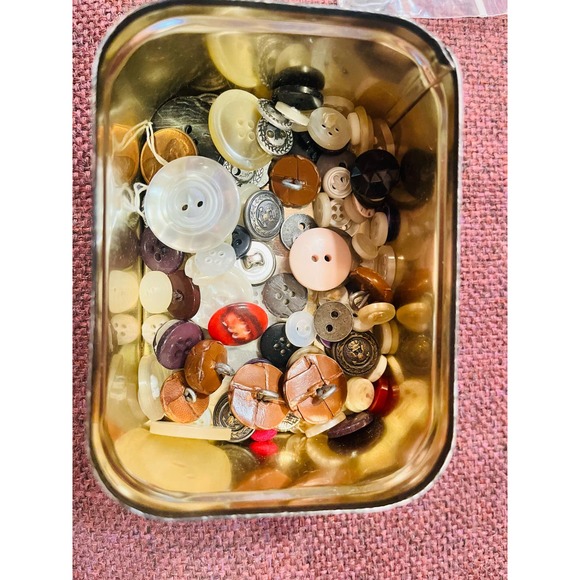 Vintage Singer sewing tin container with old buttons - Picture 9 of 13